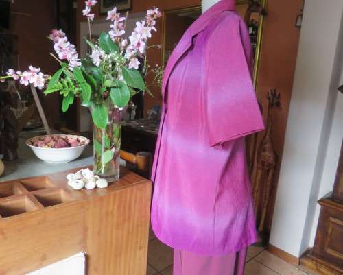 Feel sensational in this shiny short sleeve jacket in shades of pink/purple.Size 40 to 42. New cond.