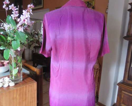 Feel sensational in this shiny short sleeve jacket in shades of pink/purple.Size 40 to 42. New cond.