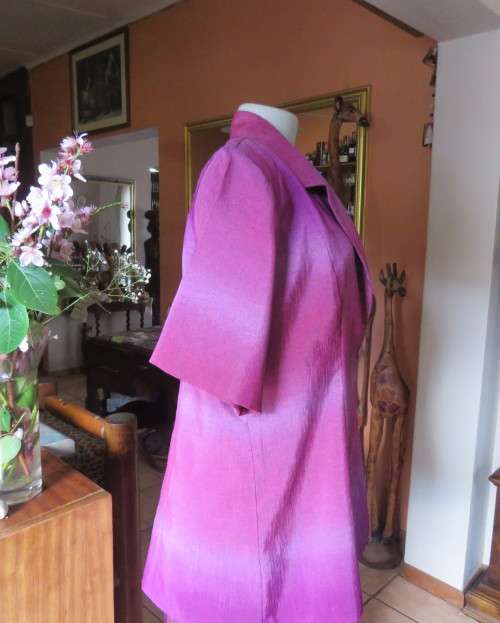 Feel sensational in this shiny short sleeve jacket in shades of pink/purple.Size 40 to 42. New cond.