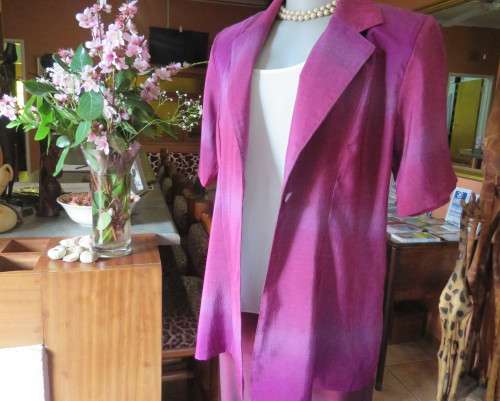 Feel sensational in this shiny short sleeve jacket in shades of pink/purple.Size 40 to 42. New cond.