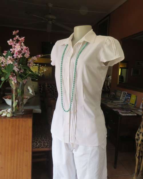 Charming white button down tailored top with tucked seams on front and capped sleeves.Size 34