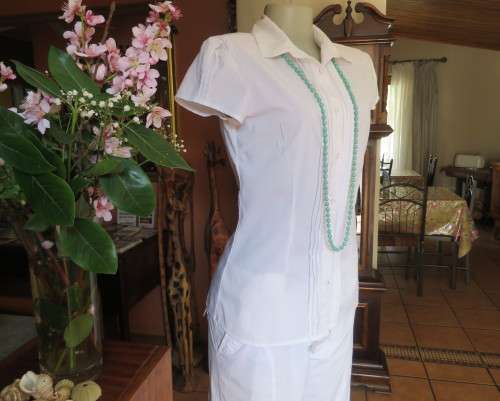 Charming white button down tailored top with tucked seams on front and capped sleeves.Size 34