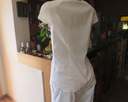 Charming white button down tailored top with tucked seams on front and capped sleeves.Size 34