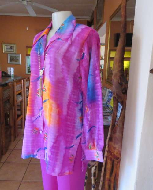 Amazing 2 pc pant suit with violet pants and violet,orange,jade pattened glitter top.Size 42/18.