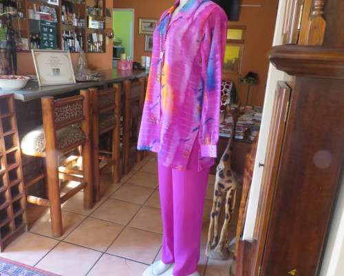 Amazing 2 pc pant suit with violet pants and violet,orange,jade pattened glitter top.Size 42/18.