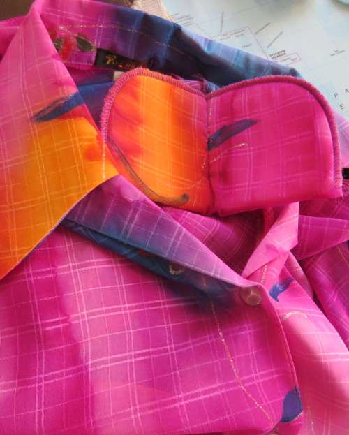 Amazing 2 pc pant suit with violet pants and violet,orange,jade pattened glitter top.Size 42/18.