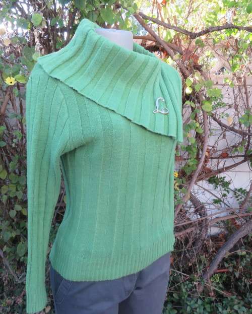 Beautiful styled forest green soft acrylic knitted long sleeve pullover.Open polo neck collar. 36/12