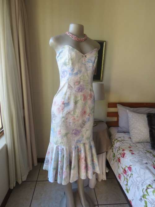 Strapless figure hugging tasteful printed special occasion long dress and bolero size 36/12 As new.