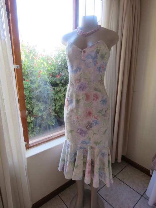 Strapless figure hugging tasteful printed special occasion long dress and bolero size 36/12 As new.