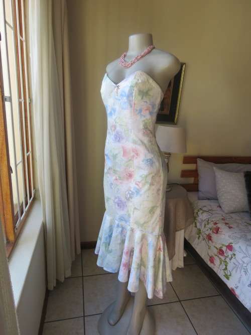 Strapless figure hugging tasteful printed special occasion long dress and bolero size 36/12 As new.