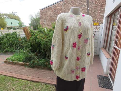 Bulky knit cream DOMBEYA  KNIT button down cardigan with red/pink flowers.Size 46/22.