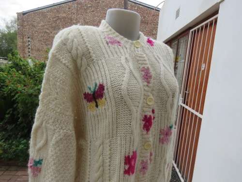 Bulky knit cream DOMBEYA  KNIT button down cardigan with red/pink flowers.Size 46/22.