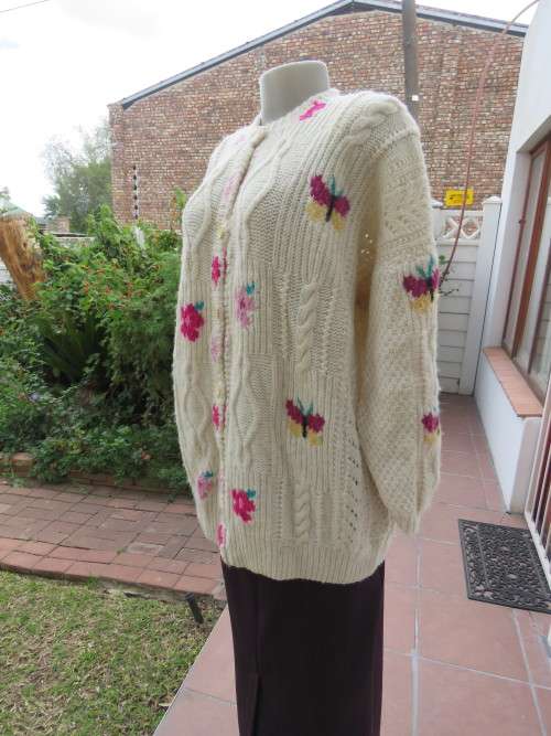 Bulky knit cream DOMBEYA  KNIT button down cardigan with red/pink flowers.Size 46/22.