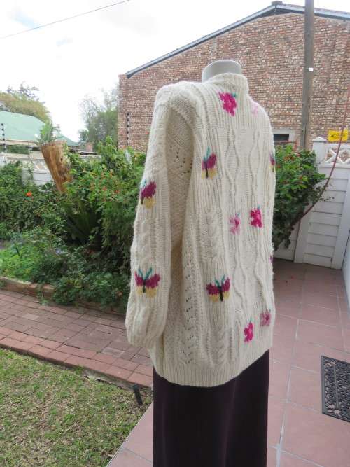 Bulky knit cream DOMBEYA  KNIT button down cardigan with red/pink flowers.Size 46/22.