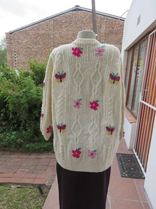 Bulky knit cream DOMBEYA  KNIT button down cardigan with red/pink flowers.Size 46/22.
