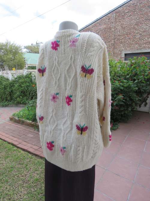 Bulky knit cream DOMBEYA  KNIT button down cardigan with red/pink flowers.Size 46/22.