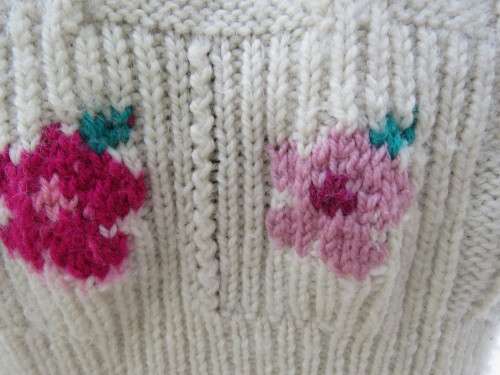 Bulky knit cream DOMBEYA  KNIT button down cardigan with red/pink flowers.Size 46/22.