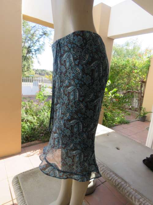 Dark brown white/blue paisley patterned tube skirt. Fully lined.By INWEAR.Large size 32/8.As new
