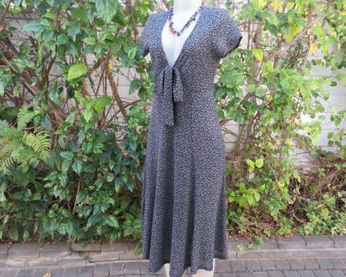 Feather light monochrome 100% stretch nylon low V dress. FINNIGANS size 38/14.Capped sleeves.As new
