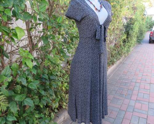 Feather light monochrome 100% stretch nylon low V dress. FINNIGANS size 38/14.Capped sleeves.As new