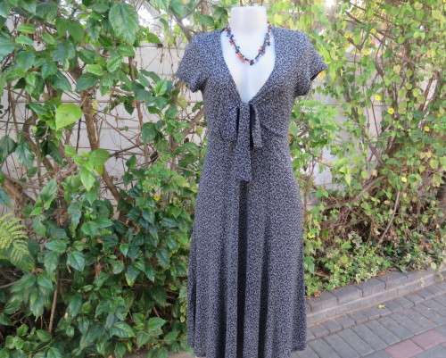 Feather light monochrome 100% stretch nylon low V dress. FINNIGANS size 38/14.Capped sleeves.As new