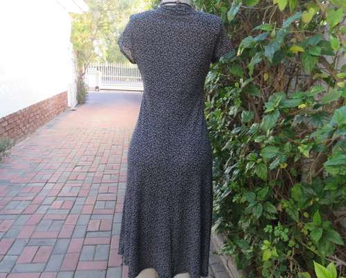Feather light monochrome 100% stretch nylon low V dress. FINNIGANS size 38/14.Capped sleeves.As new
