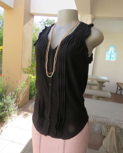 Charming black sleeveless poly/viscose button down top by GLORIA JEANS size 32/8. New cond.
