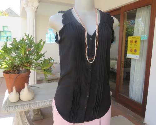 Charming black sleeveless poly/viscose button down top by GLORIA JEANS size 32/8. New cond.
