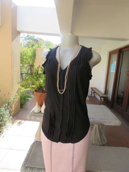 Charming black sleeveless poly/viscose button down top by GLORIA JEANS size 32/8. New cond.