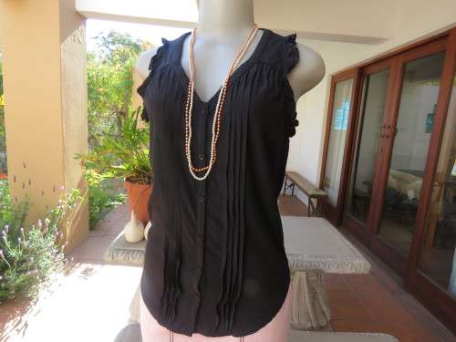 Charming black sleeveless poly/viscose button down top by GLORIA JEANS size 32/8. New cond.