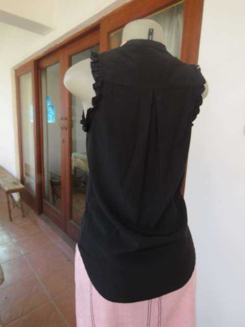 Charming black sleeveless poly/viscose button down top by GLORIA JEANS size 32/8. New cond.