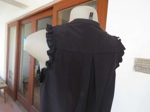 Charming black sleeveless poly/viscose button down top by GLORIA JEANS size 32/8. New cond.