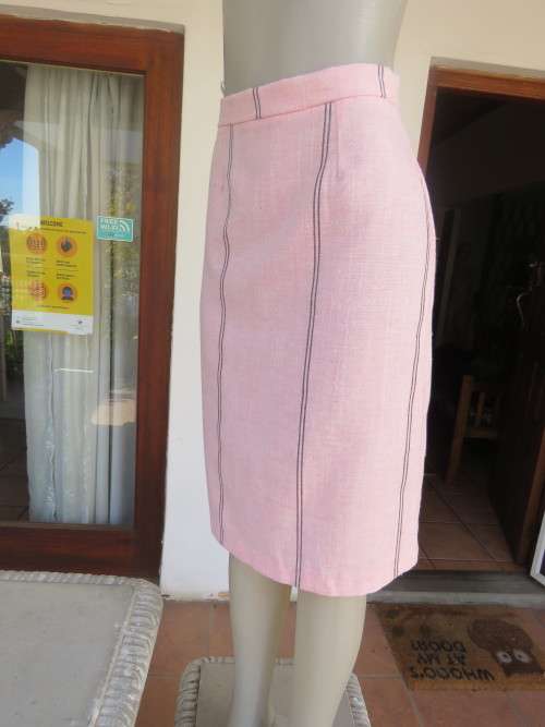 Elegant light pink/black vertical stripe pencil skirt in poly/linen blend. Size 33/9 .Zip at back.