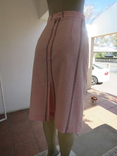 Elegant light pink/black vertical stripe pencil skirt in poly/linen blend. Size 33/9 .Zip at back.