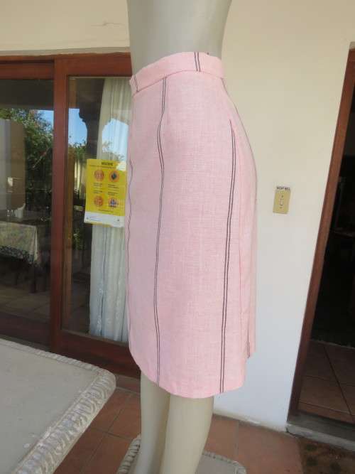 Elegant light pink/black vertical stripe pencil skirt in poly/linen blend. Size 33/9 .Zip at back.