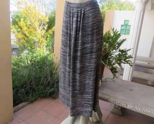 Beautiful comfy black/white mottled ankle length rayon/poly woven skirt size 40/42 Elasticated waist