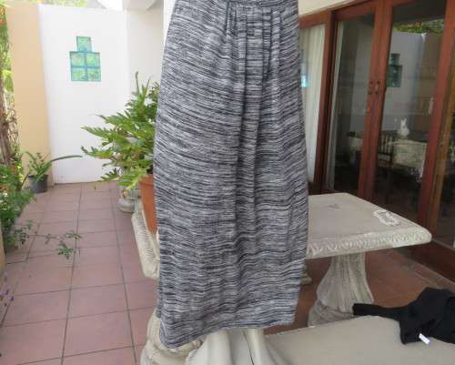 Beautiful comfy black/white mottled ankle length rayon/poly woven skirt size 40/42 Elasticated waist