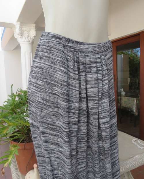 Beautiful comfy black/white mottled ankle length rayon/poly woven skirt size 40/42 Elasticated waist