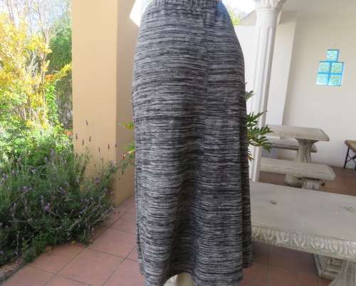 Beautiful comfy black/white mottled ankle length rayon/poly woven skirt size 40/42 Elasticated waist