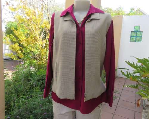 Smart zip up sleeveless waistcoat in wheat/beige check size 36/12.Textured polycotton.New