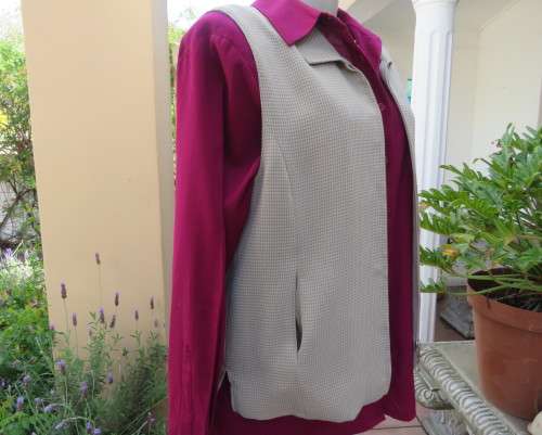 Smart zip up sleeveless waistcoat in wheat/beige check size 36/12.Textured polycotton.New