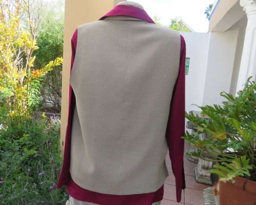 Smart zip up sleeveless waistcoat in wheat/beige check size 36/12.Textured polycotton.New