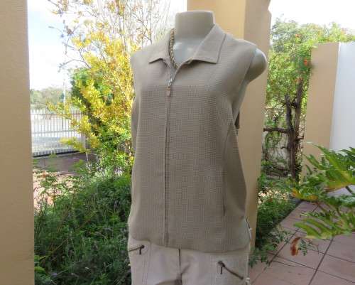 Smart zip up sleeveless waistcoat in wheat/beige check size 36/12.Textured polycotton.New