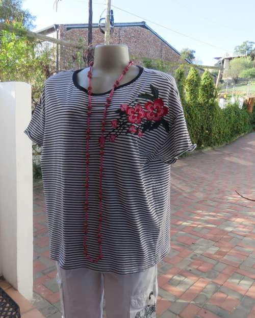 Pretty black/white horizontal stripe short sleeve T with red/green floral embroidery. EDITION.40/42