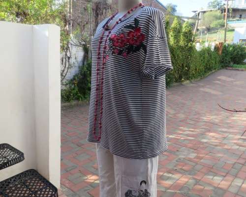 Pretty black/white horizontal stripe short sleeve T with red/green floral embroidery. EDITION.40/42