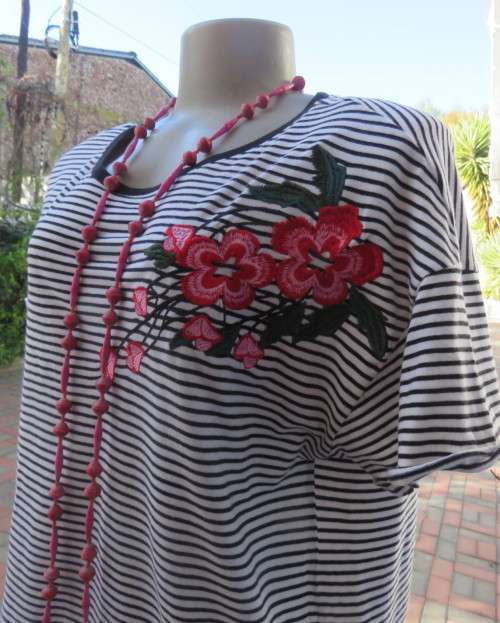 Pretty black/white horizontal stripe short sleeve T with red/green floral embroidery. EDITION.40/42