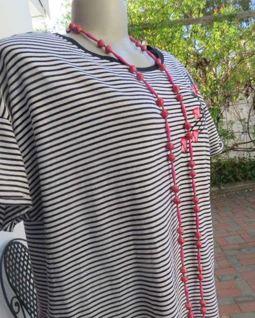 Pretty black/white horizontal stripe short sleeve T with red/green floral embroidery. EDITION.40/42