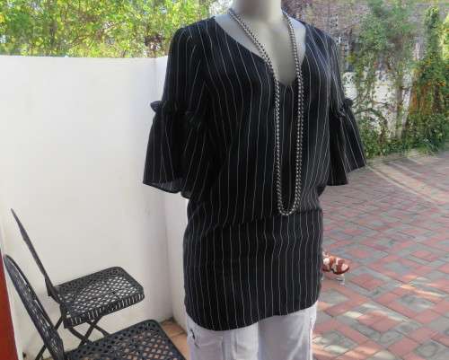 Adorable black/white vertical striped viscose top.V neck.Frilled sleeves.Size 32/8 by EDITION.As new