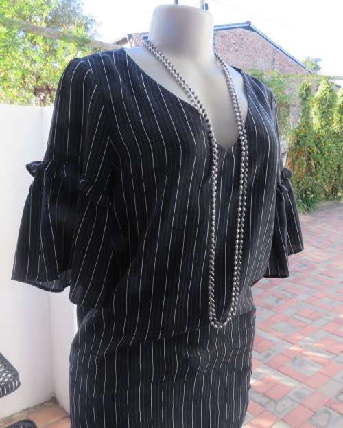 Adorable black/white vertical striped viscose top.V neck.Frilled sleeves.Size 32/8 by EDITION.As new