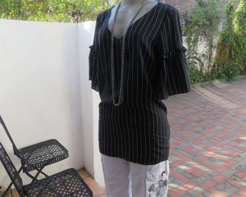 Adorable black/white vertical striped viscose top.V neck.Frilled sleeves.Size 32/8 by EDITION.As new